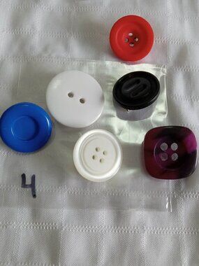 Set 4 : six handmade brooches with acrylic buttons